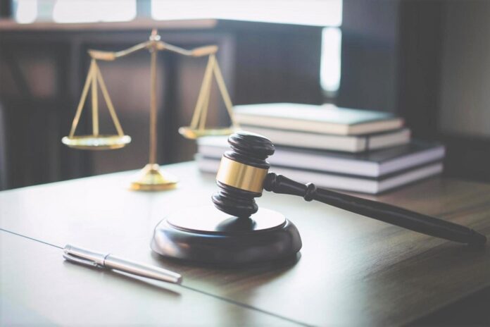 1241423-balanca-da-justica-e-martelo-gratis-foto